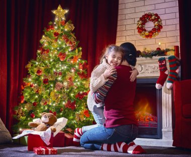 Kız bir ana hugs