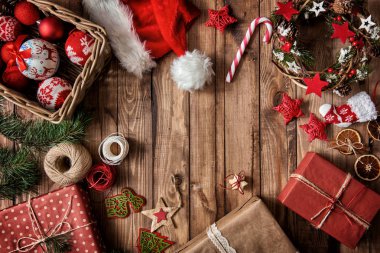 Baubles, hediyeler, Noel süsler şekerle