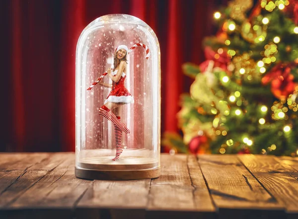 Santa fille dans une boule de neige de Noël . — Photo