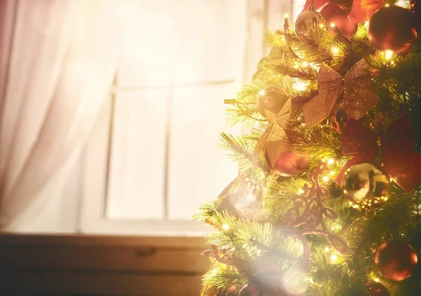 Árvore de Natal com brinquedos bugigangas — Fotografia de Stock
