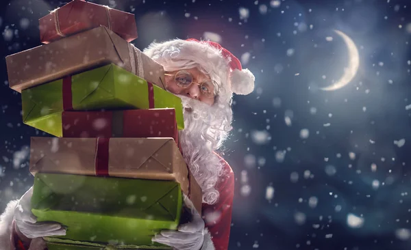 Papá Noel trae muchos regalos. . — Foto de Stock