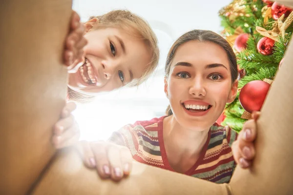 Mamma e figlia che aprono un regalo di Natale — Foto Stock