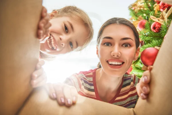 ママと娘のクリスマス プレゼントを開く — ストック写真