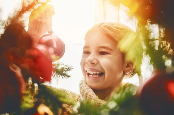Meisje is de kerstboom versieren — Stockfoto