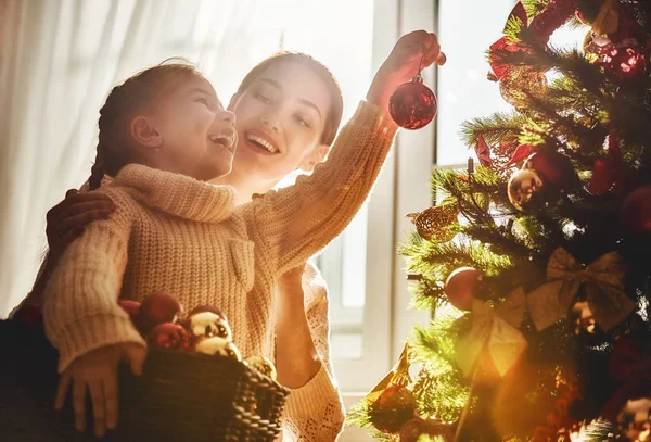 Mamá e hija decoran el árbol de Navidad — Foto de Stock