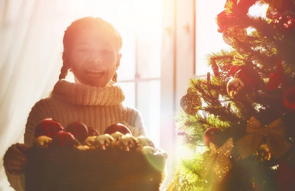 Meisje is de kerstboom versieren — Stockfoto