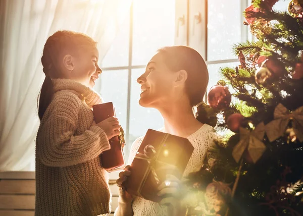 Moeder en dochter uitwisselen van geschenken — Stockfoto