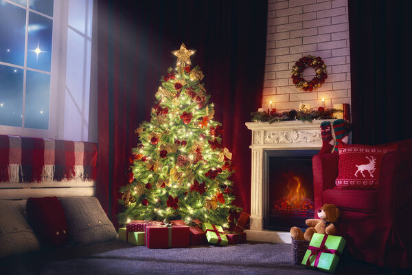 Гостиная оформлена на Рождество
