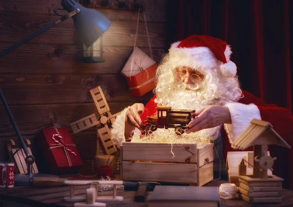 Papai Noel está preparando presentes — Fotografia de Stock