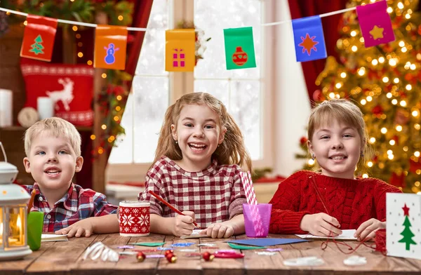 Crianças fazem cartões — Fotografia de Stock