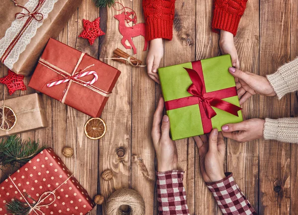 Familie Kerstmis tradities — Stockfoto