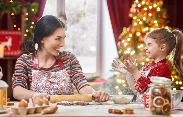 Cuisiner les biscuits de Noël — Photo