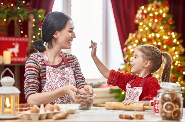 Cozinhar biscoitos de Natal — Fotografia de Stock