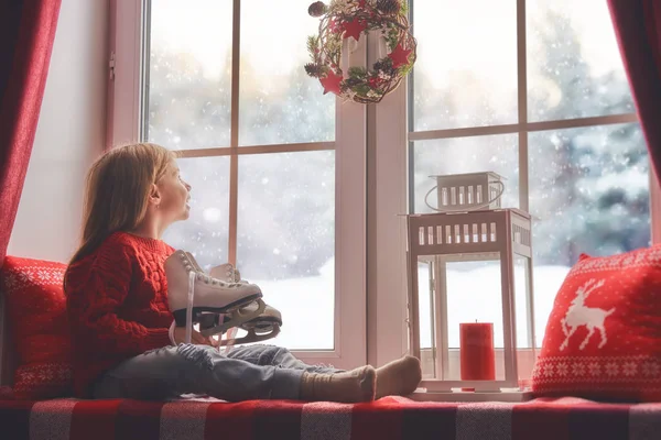 Mädchen sitzt am Fenster — Stockfoto