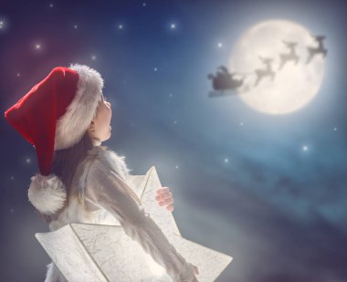 koyu arka plan üzerinde çocuk