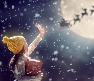 koyu arka plan üzerinde çocuk