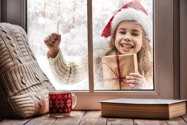 Girl looking in window — Stock Photo, Image