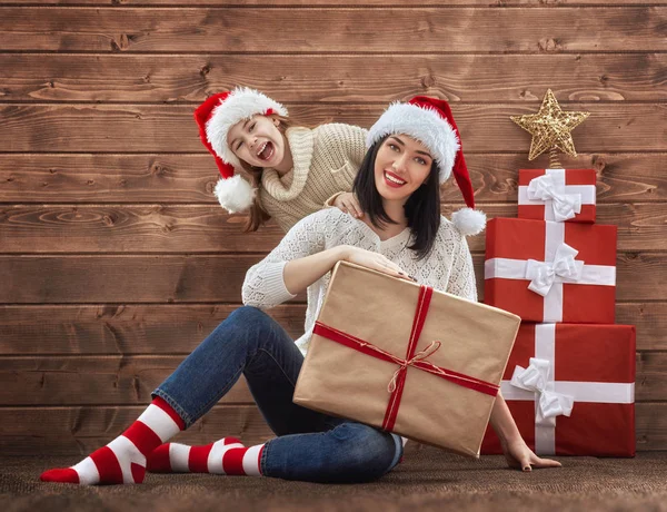 Famiglia in cappelli Babbo Natale — Foto Stock