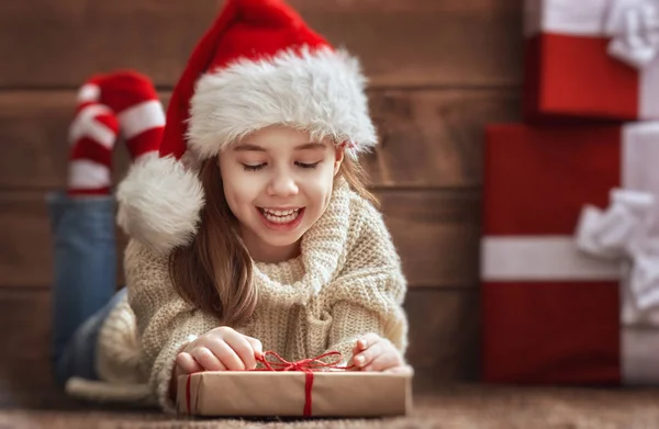 Menina com presentes — Fotografia de Stock