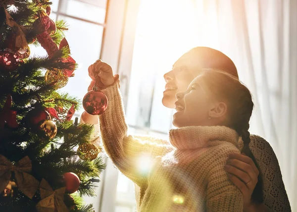 Mãe e filha decorar a árvore de Natal — Fotografia de Stock
