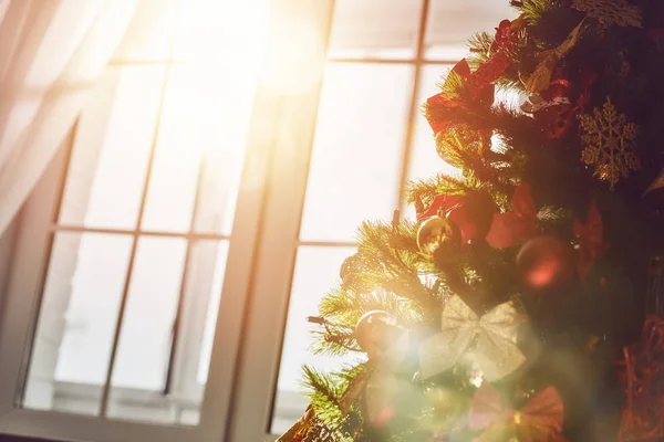 Albero di Natale con giocattoli bagattelle — Foto Stock