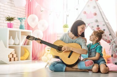 mutlu sevgi dolu aile.