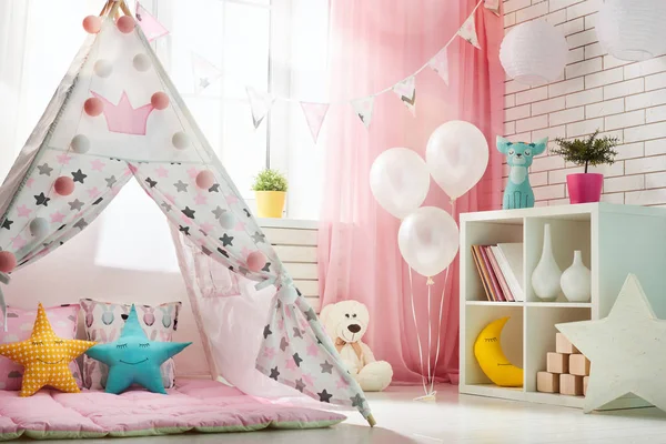 Детская комната с игровой палаткой — стоковое фото