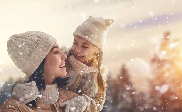 Familj och vinter säsongen — Stockfoto