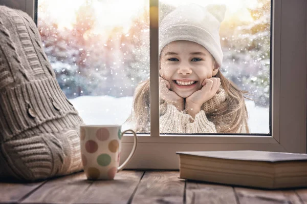 Ragazza guardando in finestra — Foto Stock