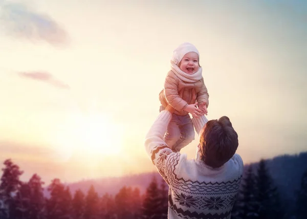 Familia y temporada de invierno —  Fotos de Stock