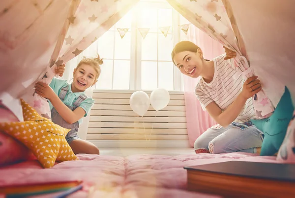 Glücklich liebende Familie. — Stockfoto