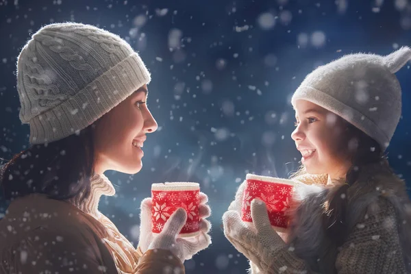 Moeder en meisje het drinken van thee — Stockfoto