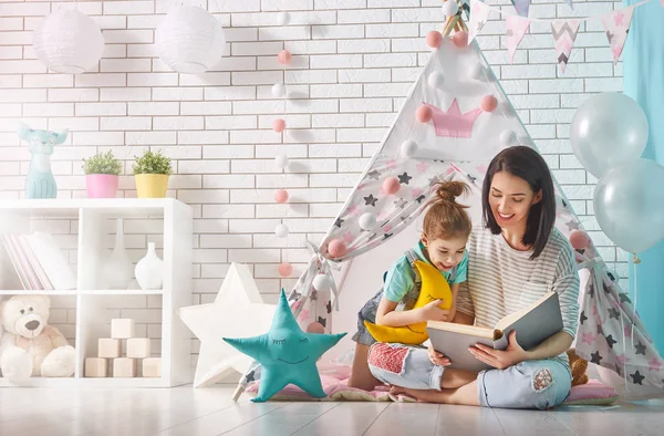 Gelukkige liefdevolle familie. — Stockfoto