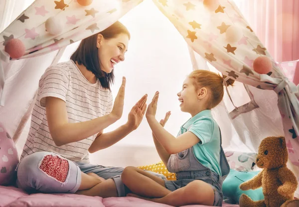 Gelukkige liefdevolle familie. — Stockfoto