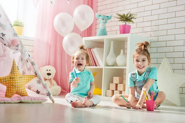 Bambini felici giocare — Foto Stock