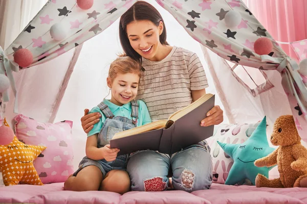 Glücklich liebende Familie. — Stockfoto