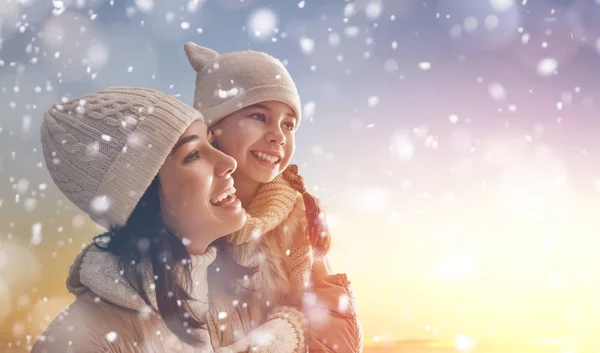Familj och vinter säsongen — Stockfoto