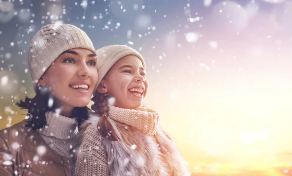 Familia y temporada de invierno — Foto de Stock