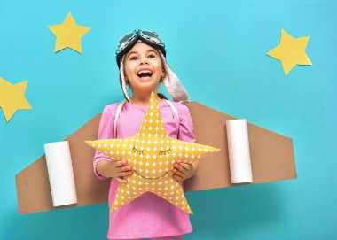 Kız bir astronot kostüm