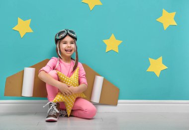 Kız bir astronot kostüm