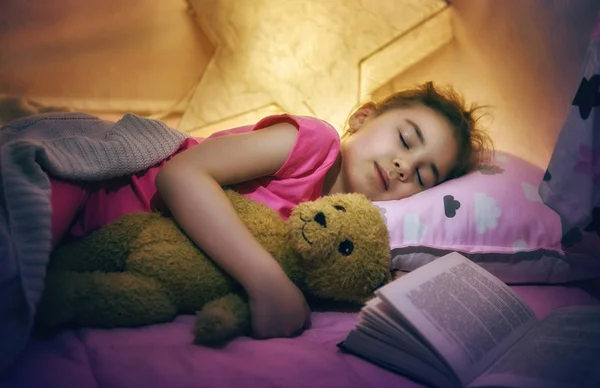 Ragazza è pisolino in il tenda — Foto Stock