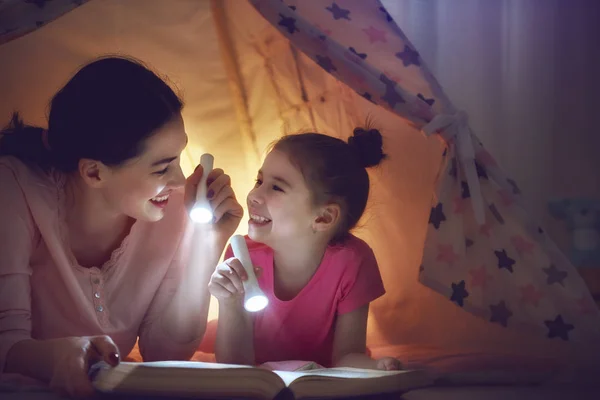 Mãe e filha estão lendo um livro — Fotografia de Stock