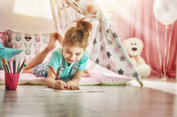 Kız ile renkli kalemler çizer — Stok fotoğraf