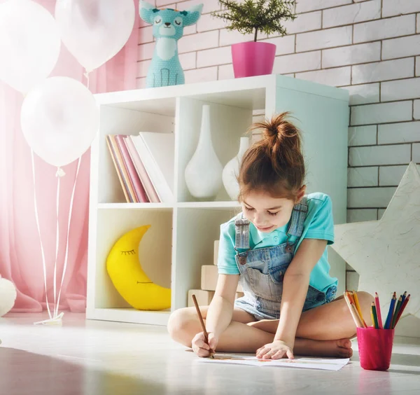Девушка рисует цветными карандашами — стоковое фото