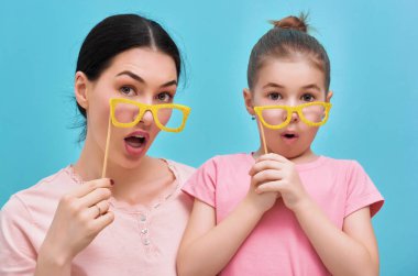 Mavi duvar arka plan üzerinde eğlenceli ailenin