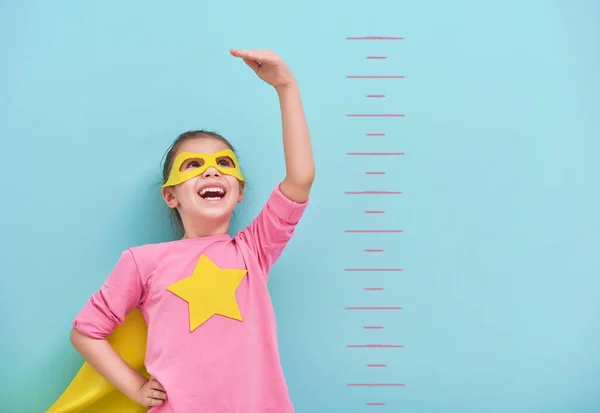 Barn spelar superhjälte — Stockfoto