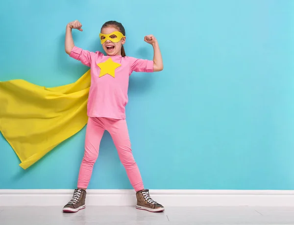 Barn spelar superhjälte — Stockfoto