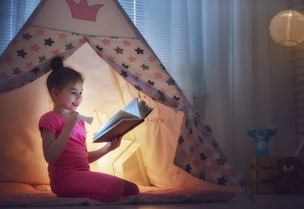 Girl plays at home — Stock Photo, Image