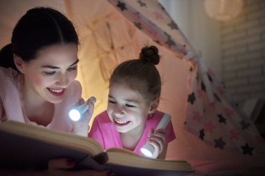 Anne ve çocuk kitap okuyor