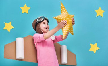 Kız bir astronot kostüm